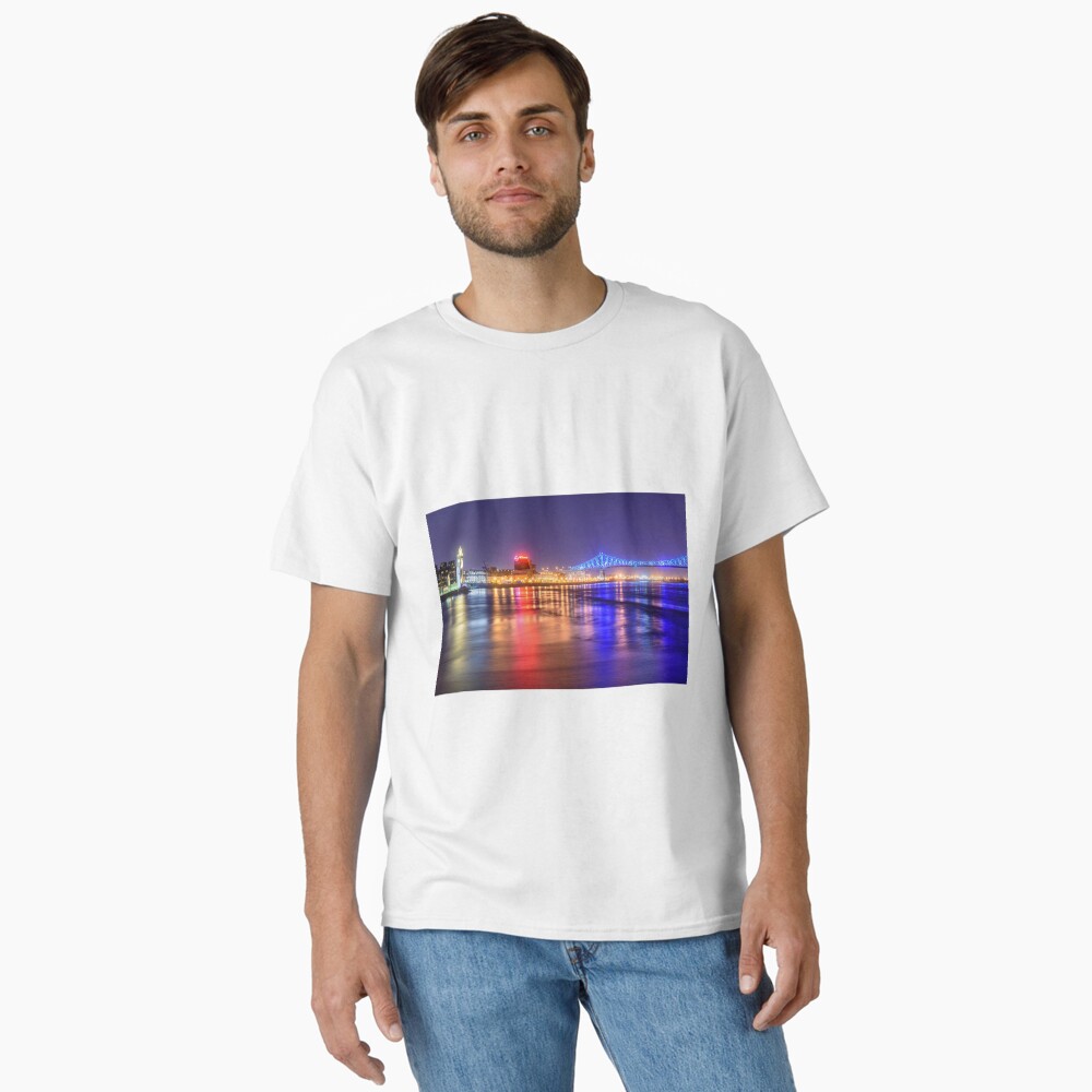 Aperçu de l'œuvre T-shirt classique créée et vendue par RezieMart.