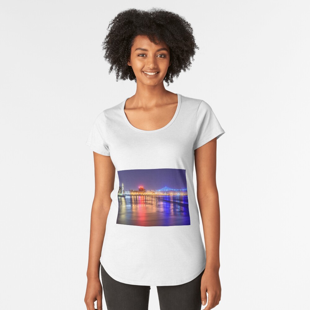 Aperçu de l'œuvre T-shirt premium échancré créée et vendue par RezieMart.