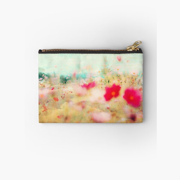 Aperçu de l'œuvre Cosmos éphémère dans une prairie créée et vendue par Virginia Sanderson.