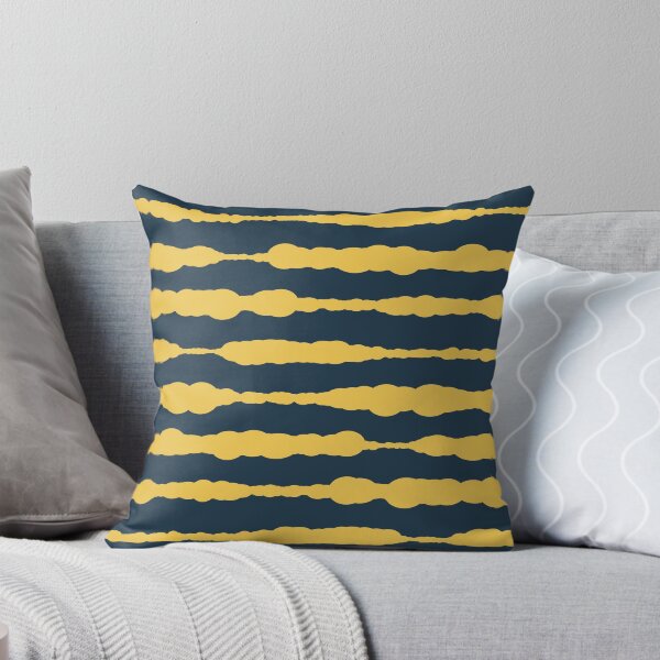 Aperçu de l'œuvre Motif de rayures peintes en macramé en jaune moutarde et bleu marine créée et vendue par kierkegaard.