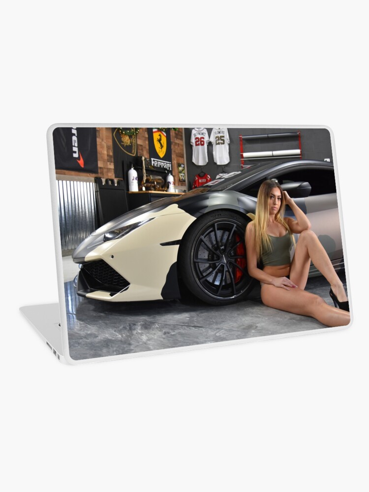 Vinilo para portátil «Lamborghini Huracan envuelto en camuflaje con una  belleza» de justjdmphotog | Redbubble