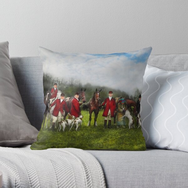 Hunter - The fox hunt - Tally-ho 1924 Throw Pillow