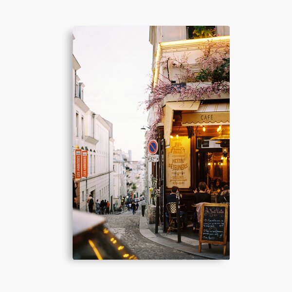 Aperçu de l'œuvre Rue parisienne rêveuse - Montmartre | Impression de photo créée et vendue par KCER.