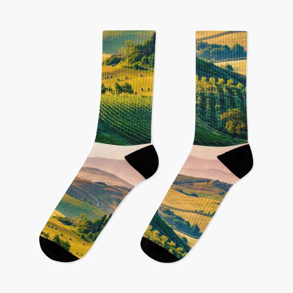 Artikelvorschau, Schöner Sonnenuntergang über einer italienischen Landschaft mit Weinbergen entworfen und verkauft von MindChirp.