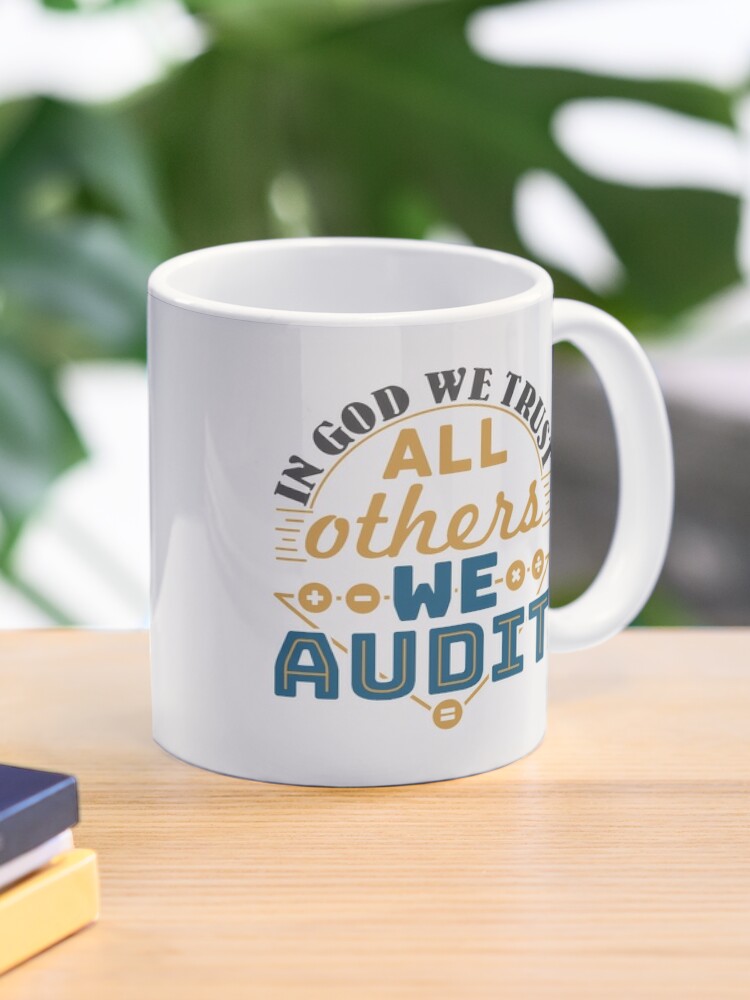 Mug à café for Sale avec l'œuvre « Auditeur En Dieu, nous faisons confiance  à tous les autres que nous auditons » de l'artiste jaygo