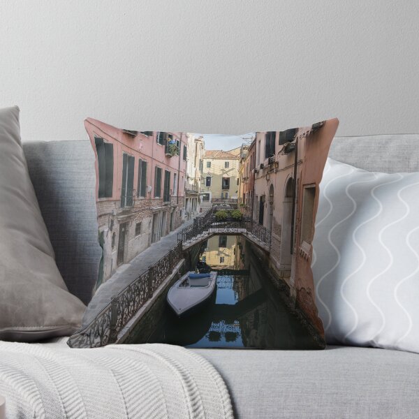Artikelvorschau, Klassische venezianische - elegante private Brücken am Rio de San Zanivoro Fondamenta Rimedio entworfen und verkauft von Georgia Mizuleva.