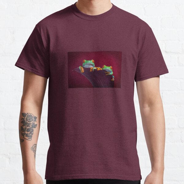 Two Red eyed tree frogs sitting in Calla lily Classic T-Shirt