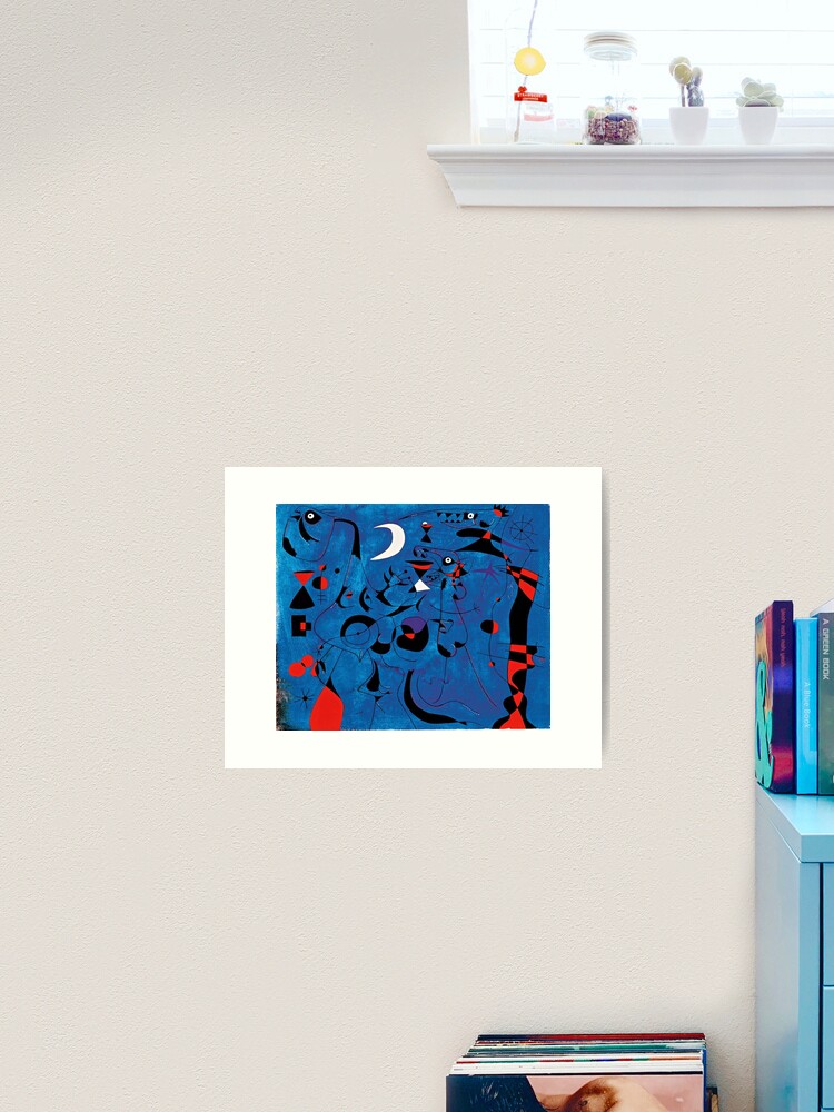 Aperçu 2 sur 3. Impression artistique avec l'œuvre Joan Miro Formes rouges sur bleu créée et vendue par bettypure.