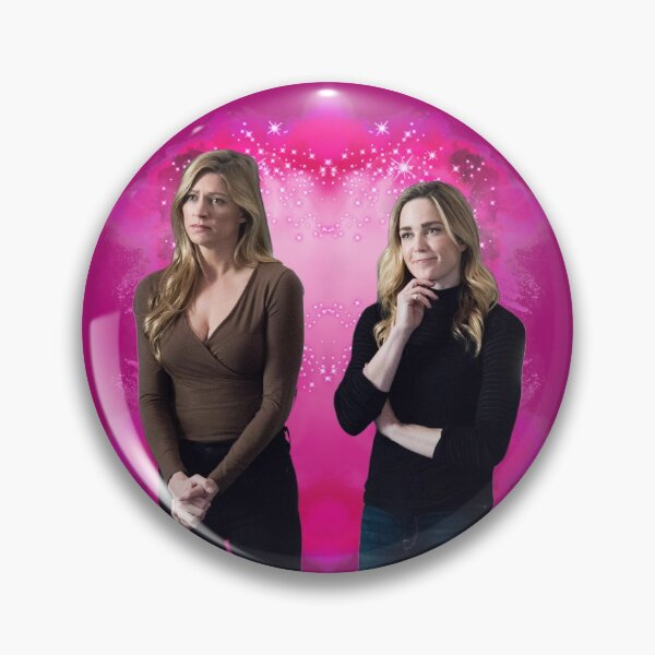 Aperçu de l'œuvre Ava Sharpe et Sara Lance fond rose créée et vendue par dutchchu.