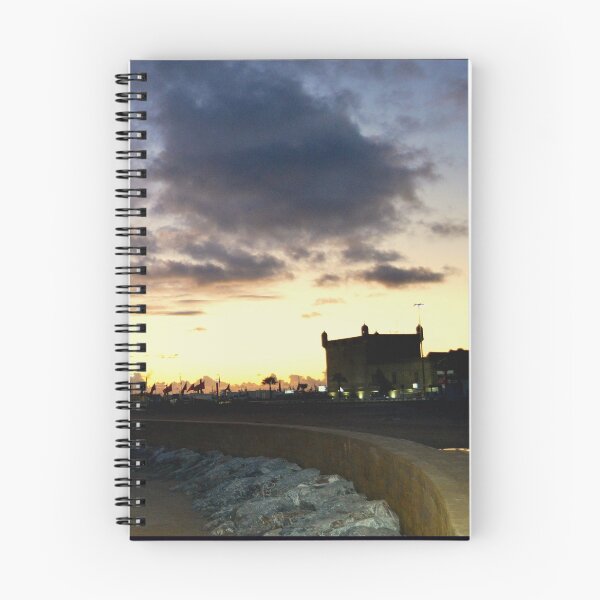 Artikelvorschau, SWIRISSIMA 18 Essaouira Marokko Sonnenuntergang Strand Hafen Boot Ozean Meer Sand Himmel Insel Wolkenmagie entworfen und verkauft von dragonemma.