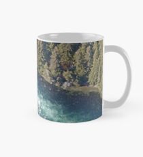 Antenne eines horizontalen Wasserfalls, Kodiak-Insel, Alaska, USA Tasse (Standard)
