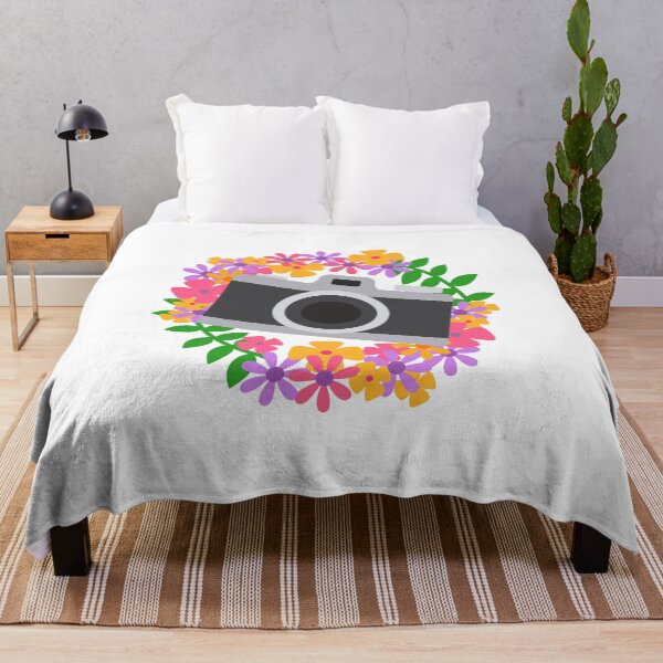 Artikelvorschau, Kamera mit Blumen entworfen und verkauft von nmdesigns1.