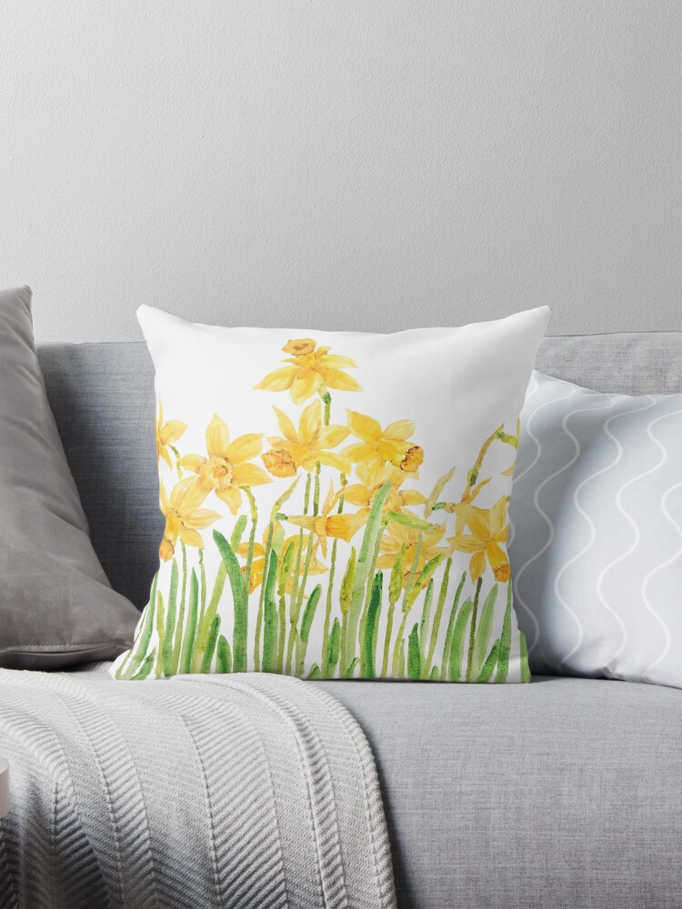 Aperçu 1 sur 4. Coussin avec l'œuvre aquarelle de champ de jonquilles jaunes peintes à la main créée et vendue par ColorandColor.