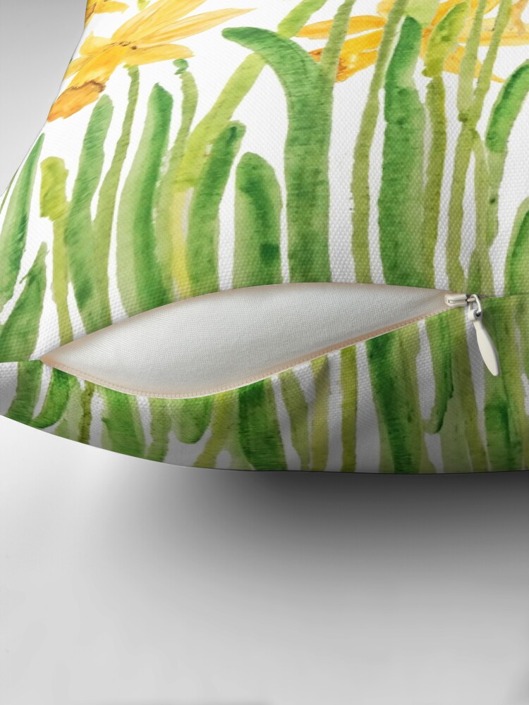 Aperçu 2 sur 4. Coussin avec l'œuvre aquarelle de champ de jonquilles jaunes peintes à la main créée et vendue par ColorandColor.
