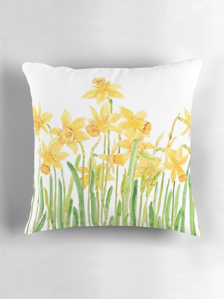 Aperçu 3 sur 4. Coussin avec l'œuvre aquarelle de champ de jonquilles jaunes peintes à la main créée et vendue par ColorandColor.