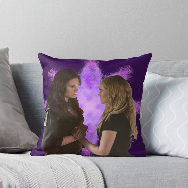 Artikelvorschau, Nyssa Al Ghul und Sara Lance lila Hintergrund entworfen und verkauft von dutchchu.