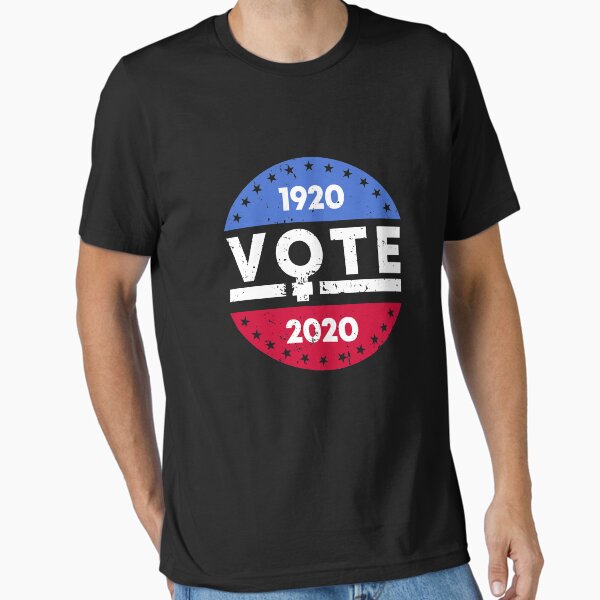 Vista previa del artículo con la obra «Vote 1920 2020 Botón del derecho a votar de las mujeres Feminismo Gear», diseñado y vendido por DynamicDesign.