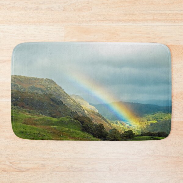 Artikelvorschau, Ein Regenbogen, der über den Coniston Fells im Lake District National Park, Cumbria, Nordwestengland steigt entworfen und verkauft von Cameranick.