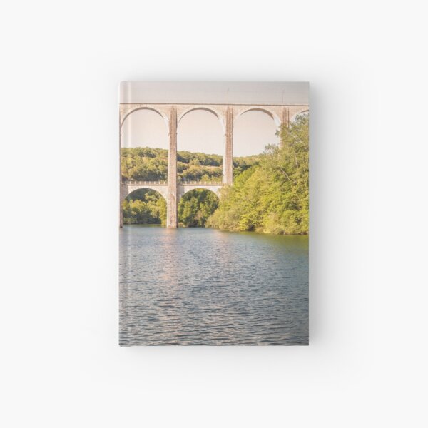 Vieux viaduc en pierre sur une grande rivière entre deux collines coucher de soleil Carnet cartonné