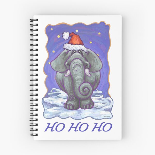 Artikelvorschau,  Traci Van Waggoner. Auf der Rückseite vieler dieser lustigen Tiergeschenke finden Sie auch unseren skurrilen Elefanten von hinten, der einen Stechpalmenkranz mit einer roten Weihnachtsschleife trägt. Unsere festliche Elefantenkunst macht einzigartige Ges entworfen und verkauft von ImagineThatNYC.