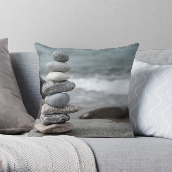 Tour en pierre sur la plage de la mer Baltique Coussin