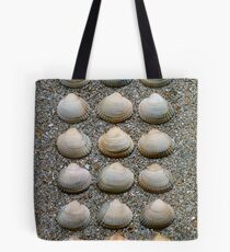HEART SHELLS ON SAND Tote Bag