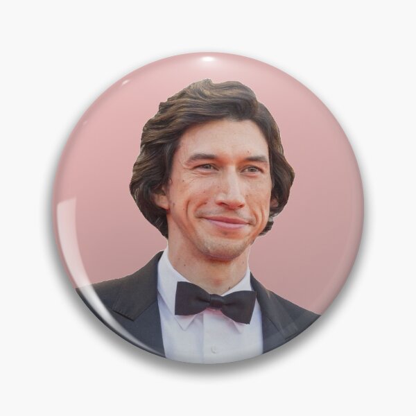 Adam Driver est une exposition chaude D Badge