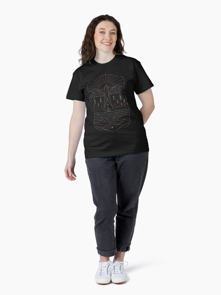 Aperçu 4 sur 7. T-shirt classique avec l'œuvre Le navigateur créée et vendue par thepapercrane.