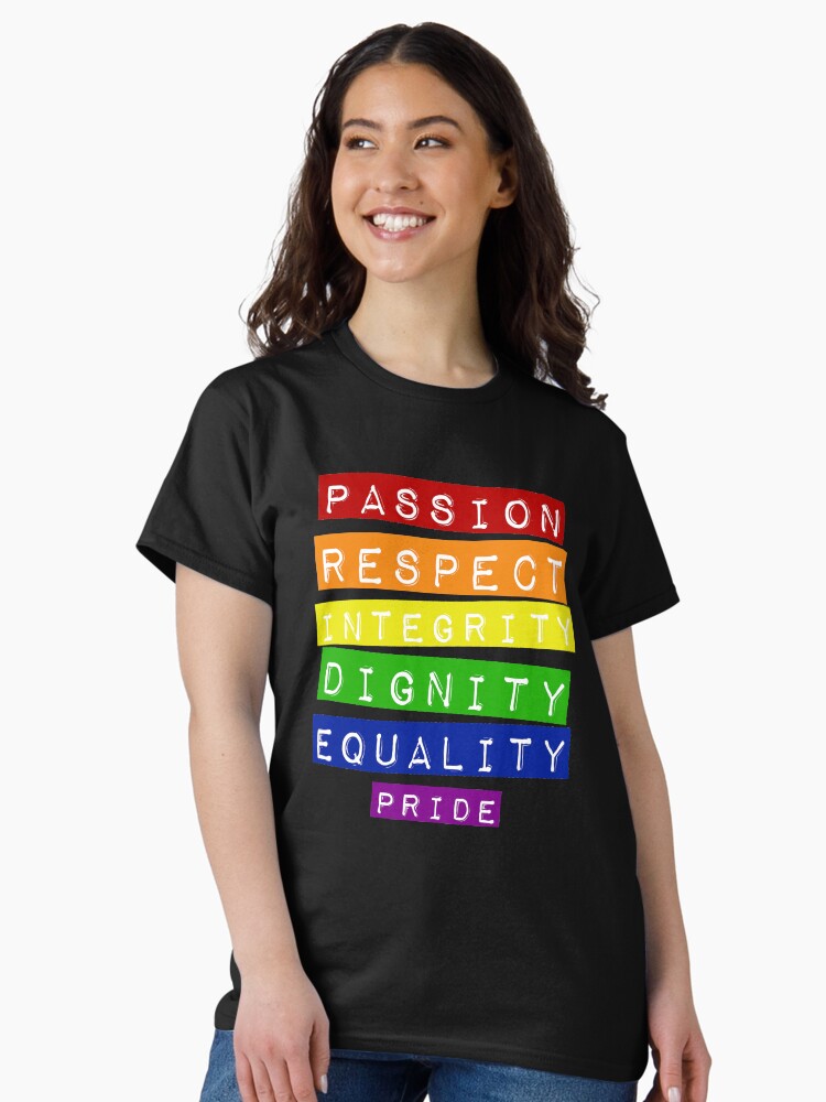 Thumbnail 1 von 7, Classic T-Shirt, Diese fünf Wörter in Regenbogenfarben buchstabieren das letzte Wort des Stolzes. Es ist Zeit, Stolz auf sich selbst zu zeigen designt und verkauft von RdwnggrlDesigns.