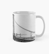 Taza Vintage Brooklyn Bridge Crossing Photograph (1898)