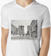 Camiseta para hombre de cuello en v Vintage Fifth Avenue NYC Photograph (1908)