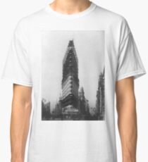 Camiseta clásica Old NYC Flat Iron Building Construction Photograph