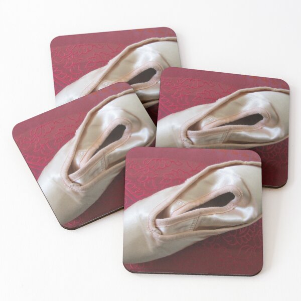 Aperçu de l'œuvre Chaussons de pointe sur un tapis magique rouge cerise créée et vendue par StephanieCAD.