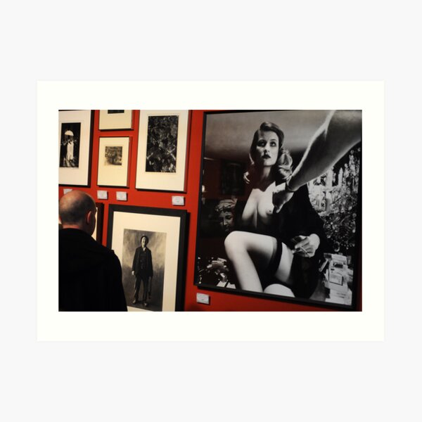 Unbekannter Mann, der Kunstwerke von Helmut Newton im Wert von 125.000 USD betrachtet Kunstdruck