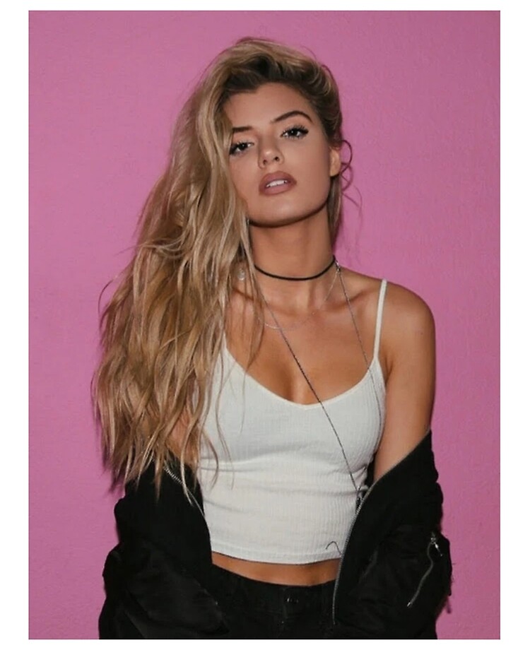 ¿Cuánto mide Alissa Violet? Flat,750x1000,075,f