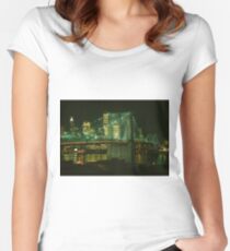 Camiseta entallada de cuello redondo Brooklyn Bridge at Night Photograph