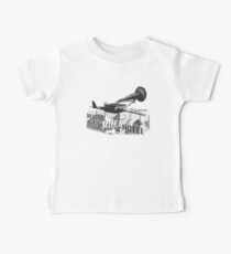 im Flugzeug über dem Meer Baby T-Shirt