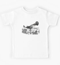 im Flugzeug über dem Meer Kinder T-Shirt