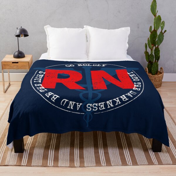 Artikelvorschau, RN Registered Nurse Gehen Sie mutig in die Dunkelheit und seien Sie das Licht COVID 19 DISTRESSED VERSION entworfen und verkauft von Dan Brady.