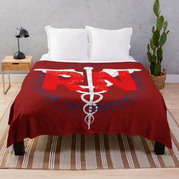 Artikelvorschau, RN Registered Nurse Gehen Sie mutig in die Dunkelheit und seien Sie das Licht COVID 19 DISTRESSED VERSION entworfen und verkauft von Dan Brady.