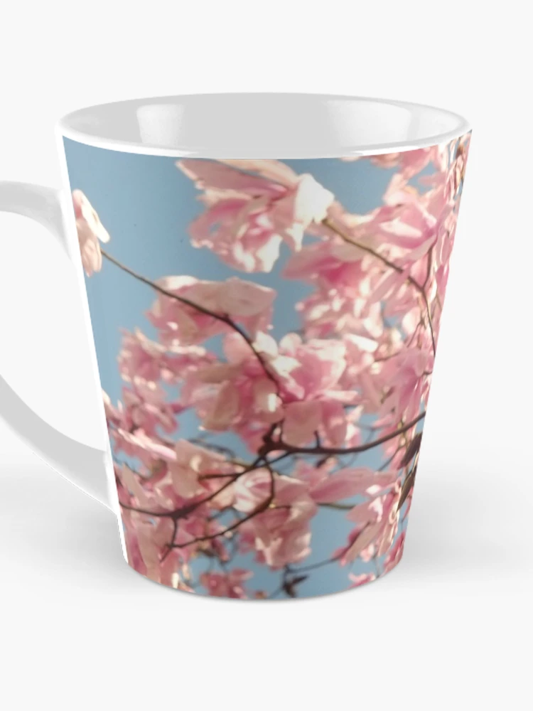 Aperçu 3 sur 4. Mug à café avec l'œuvre “Magnolia Spring“ créée et vendue par Richard Couchman.