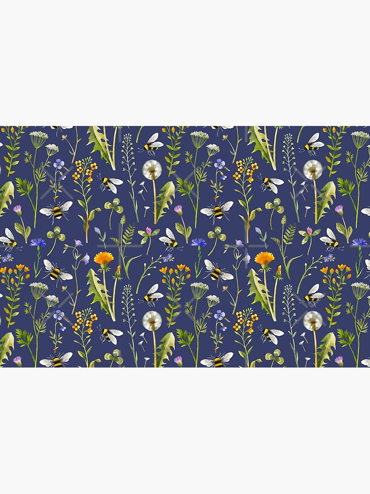 Aperçu 4 sur 4. Pochette avec l'œuvre Abeilles et fleurs sauvages / Bleu foncé créée et vendue par MirabellePrint.