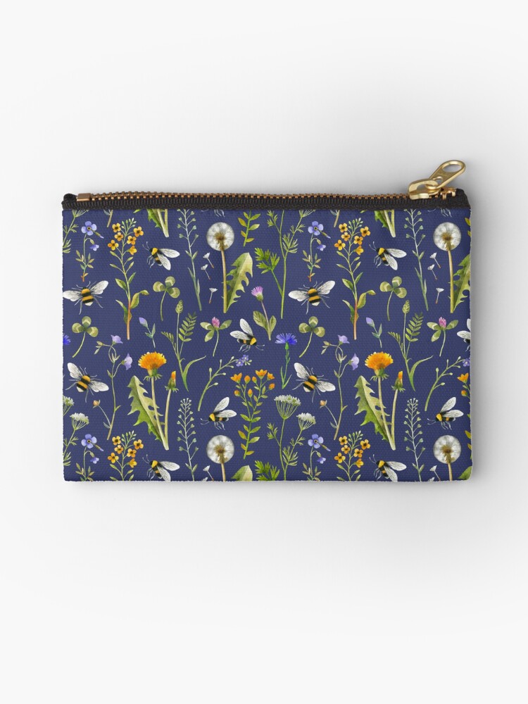 Aperçu 1 sur 4. Pochette avec l'œuvre Abeilles et fleurs sauvages / Bleu foncé créée et vendue par MirabellePrint.