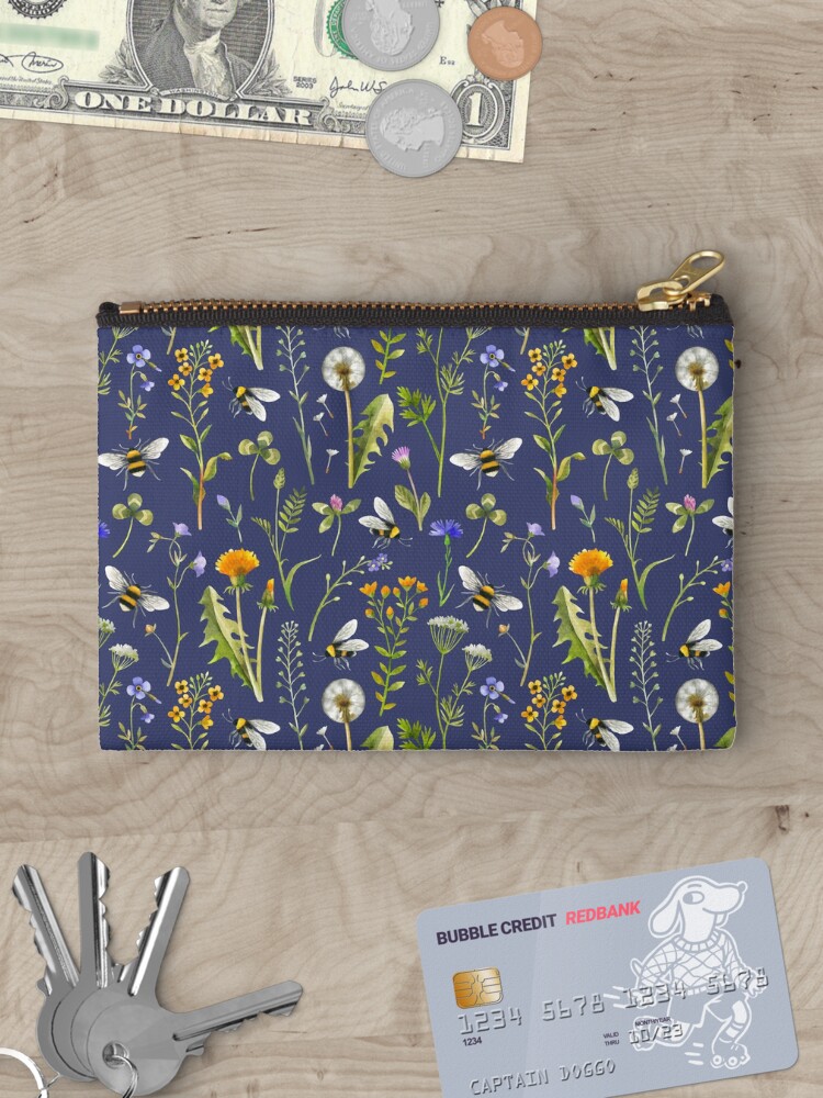 Aperçu 3 sur 4. Pochette avec l'œuvre Abeilles et fleurs sauvages / Bleu foncé créée et vendue par MirabellePrint.