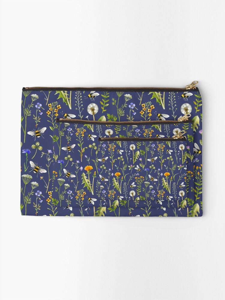 Aperçu 2 sur 4. Pochette avec l'œuvre Abeilles et fleurs sauvages / Bleu foncé créée et vendue par MirabellePrint.