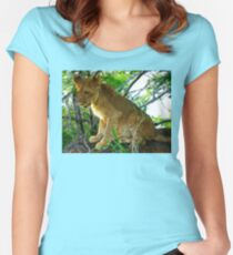 Lion Cub, Zambezi National Park, Zimbabwe Tailliertes Rundhals-Shirt