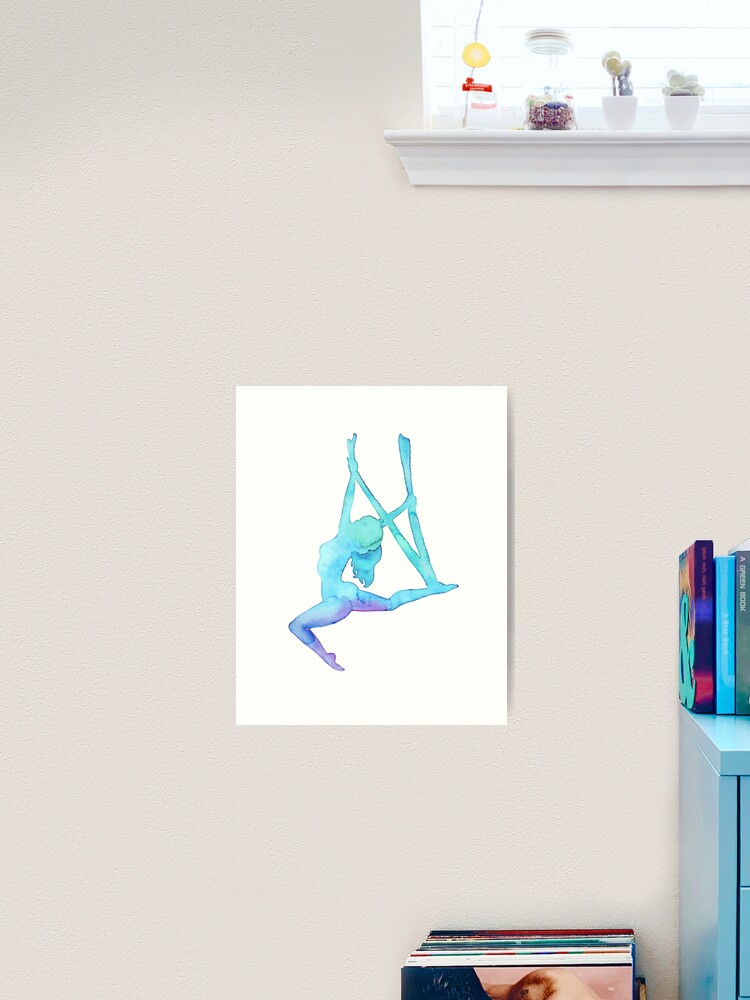 Aperçu 2 sur 3. Impression artistique avec l'œuvre Fille aérienne - yoga anti-gravité créée et vendue par balgrittella.