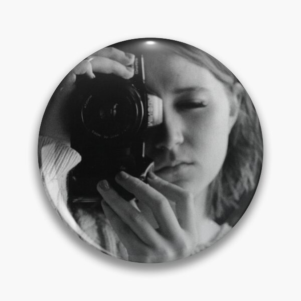 Aperçu de l'œuvre niveaux de gris des femmes prenant une photo créée et vendue par Ralphydoog.