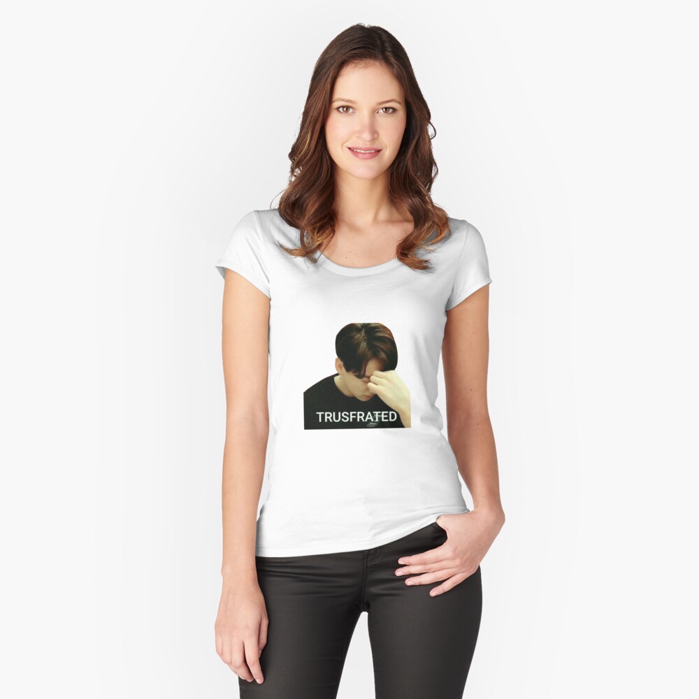 Artikel-Vorschau von Tailliertes Rundhals-Shirt, designt und verkauft von bagtag101.