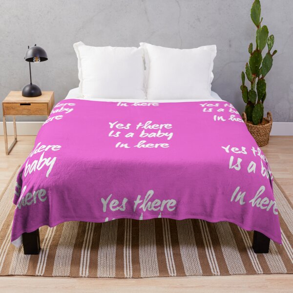 Aperçu de l'œuvre Oui, il y a un bébé ici | Chemise maman enceinte pour la nouvelle mère créée et vendue par DesignsbyZazz.